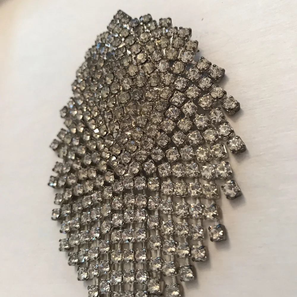 Ladies vintage Silver tone rhinestone broach pin - Picture 4 of 12